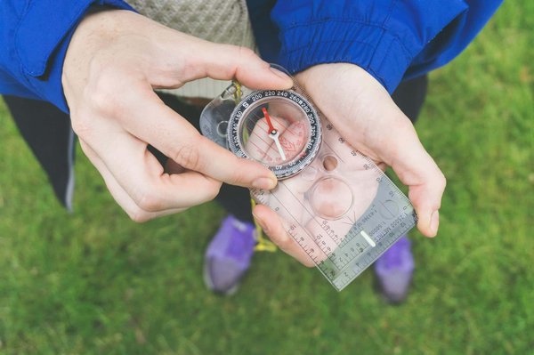 Comment organiser une visite des monastères perchés des Météores en Grèce?